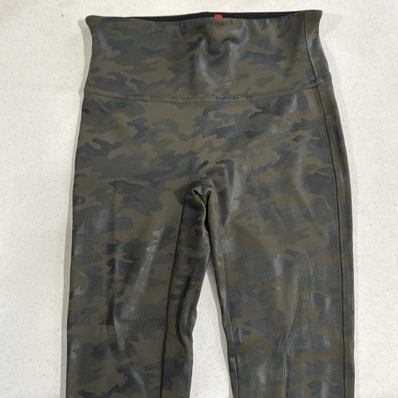 SPANX Camo Faux Leather Leggings Compression Small Black & Green Women’s - Picture 9 of 9